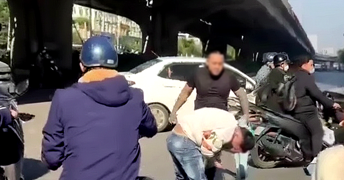 Va chạm nhau trên đường, nhường một chút để đổi lấy bình an