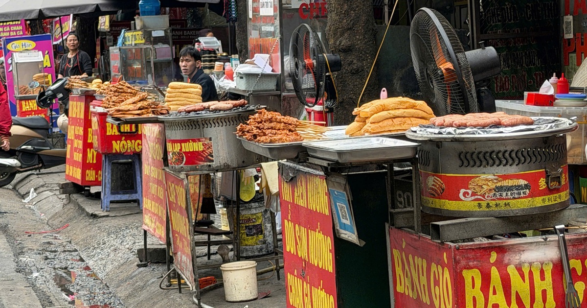 Thức ăn không che đậy, người bán không đeo găng tay đầy đường phố