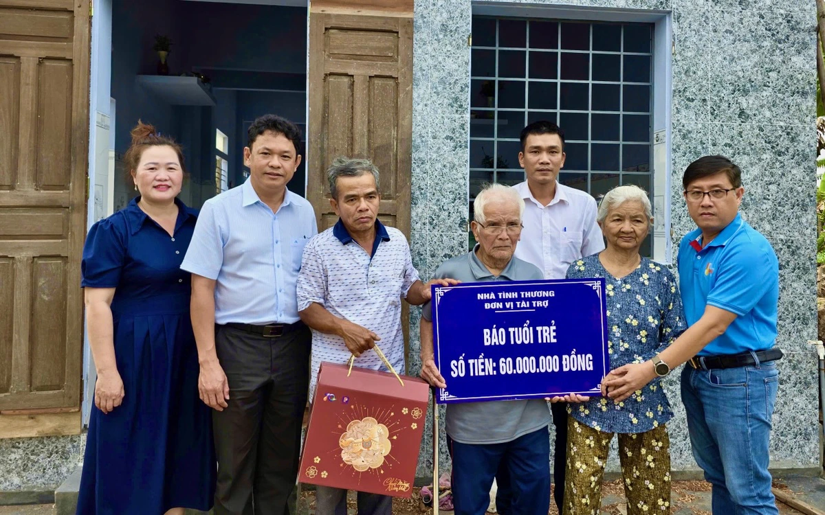 Bạn đọc báo Tuổi Trẻ hỗ trợ 2 vợ chồng già vùng lũ có nhà mới ngay dịp Tết