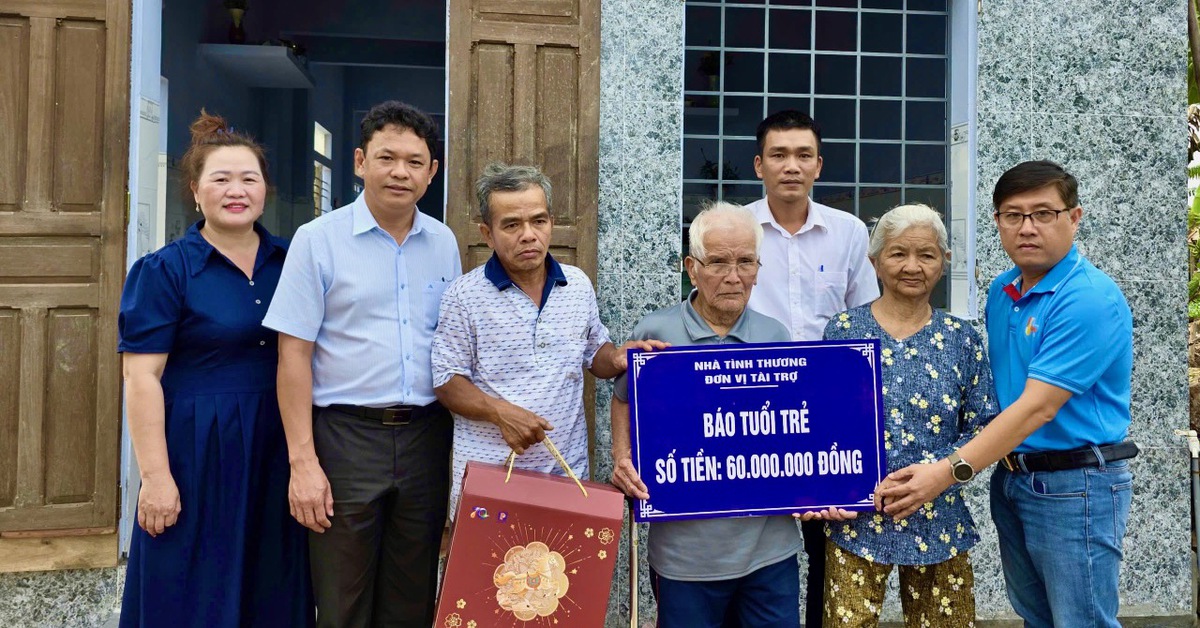Bạn đọc báo Tuổi Trẻ hỗ trợ 2 vợ chồng già vùng lũ có nhà mới ngay dịp Tết