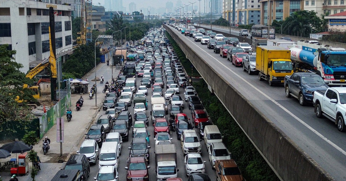 Người dân ùn ùn rời Hà Nội nghỉ Tết, các trục cửa ngõ kẹt cứng