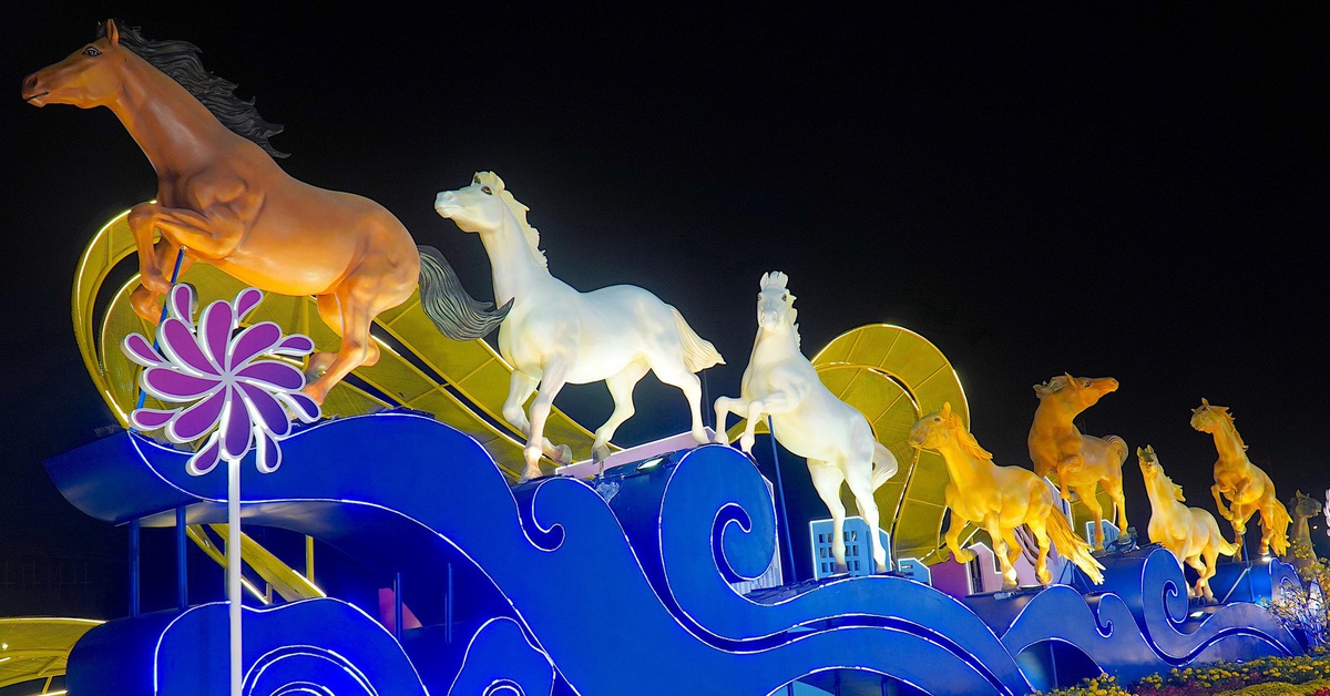 Người dân chen chân xem 'đàn ngựa phi nước đại' tại đường hoa tỉnh Đồng Tháp