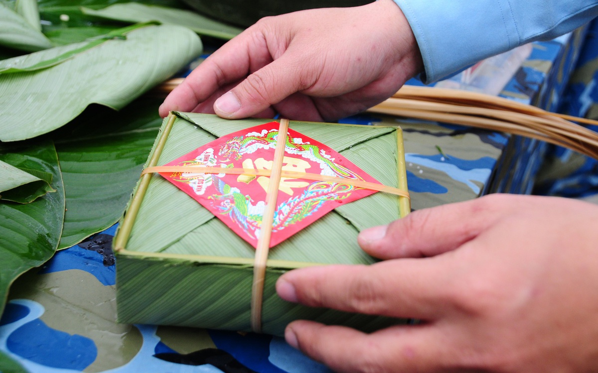 Những chiếc bánh chưng bộ đội gói 'vuông vức như đúc khuôn' trong ít phút