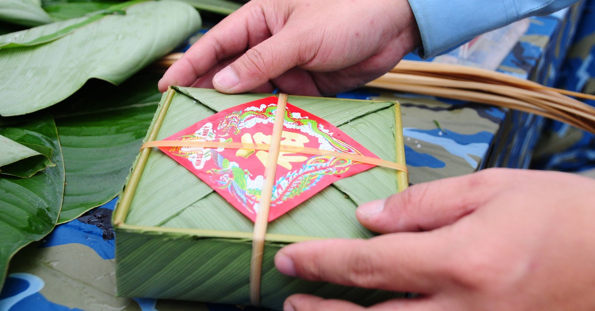 Những chiếc bánh chưng bộ đội gói 'vuông vức như đúc khuôn' trong ít phút