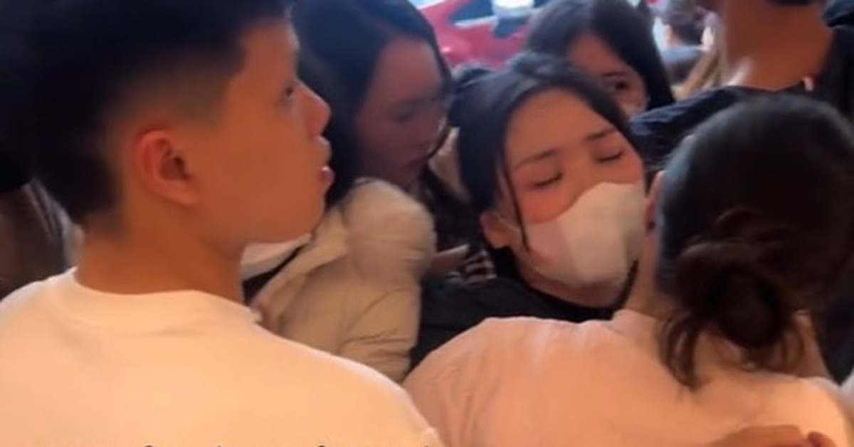 Chen lấn mua áo dài Tết, giá bị đẩy thêm tới 700.000 đồng trên 'chợ đen'