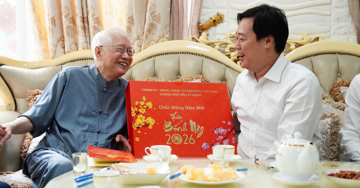 Phó bí thư thường trực Thành ủy TP.HCM Lê Quốc Phong thăm, chúc Tết PGS Ngô Kế Sương