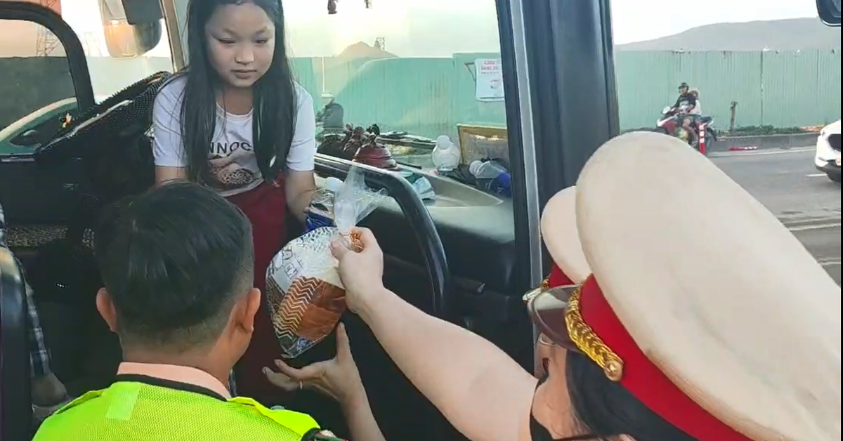 Phát hiện xe khách 50 chỗ bốc cháy, cảnh sát giao thông Đà Nẵng nhanh chóng ứng cứu