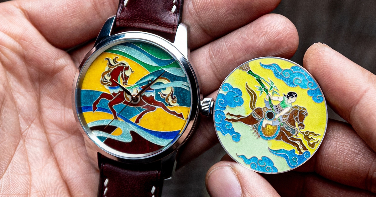 Thợ thủ công làm đồng hồ với tranh pháp lam hình ngựa đón Tết Bính Ngọ