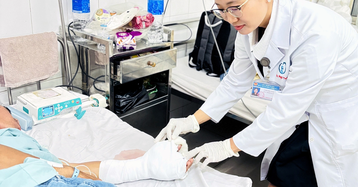 Thanh niên bị nồi bánh chưng đổ đập vào tay làm đứt lìa ngón cái