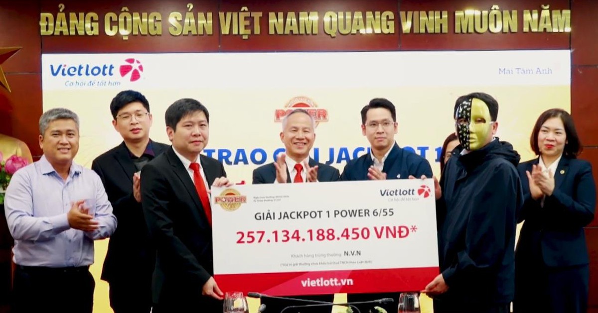 Bà chủ điểm bán vé trúng: Nhiều người tới 'xin vía'