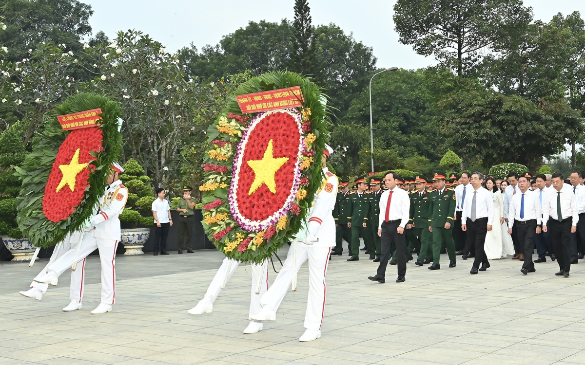 Lãnh đạo TP.HCM dâng hương tưởng nhớ các Mẹ Việt Nam anh hùng, Anh hùng liệt sĩ