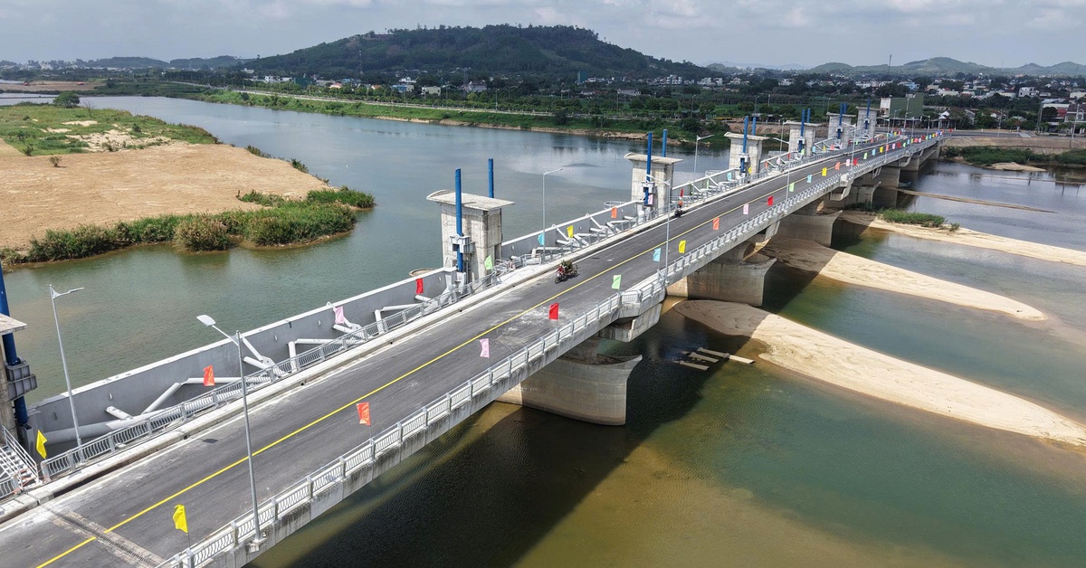 Thông xe cầu đập dâng hạ lưu sông Trà Khúc ngày cận Tết, bà con mừng