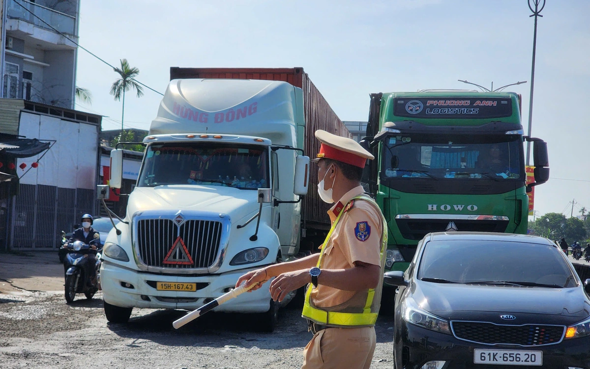 Xe về quê đón Tết tăng vọt, CSGT căng mình điều tiết trên quốc lộ