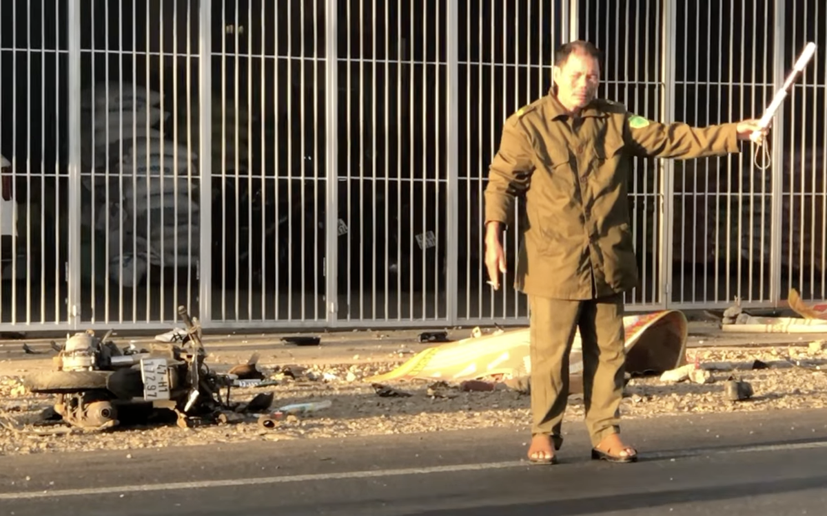 Xe container va chạm xe tải và 2 xe máy, 3 người chết