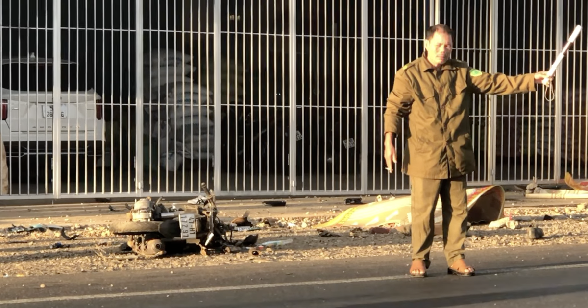 Xe container va chạm xe tải và 2 xe máy, 3 người chết