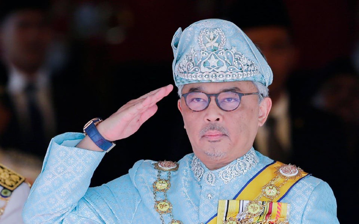 Malaysia muốn cựu quốc vương điều hành bóng đá sau bê bối nhập tịch