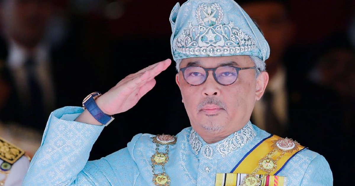 Malaysia muốn cựu quốc vương điều hành bóng đá sau bê bối nhập tịch