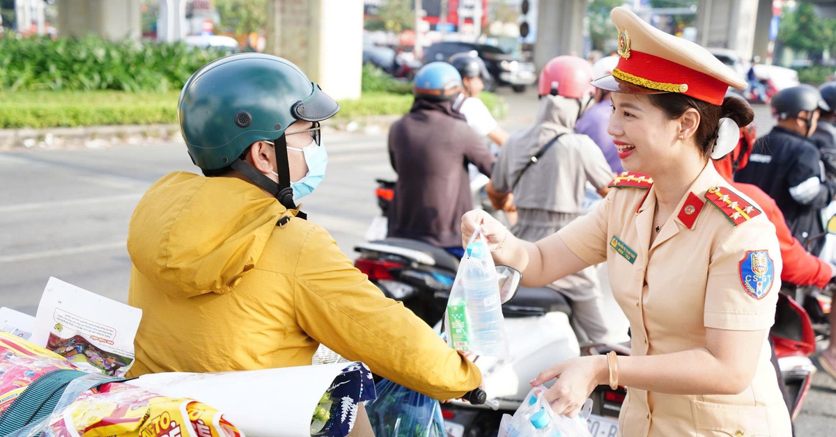 Cảnh sát giao thông Đồng Nai tiếp nước, khăn lạnh miễn phí cho người dân về quê đón Tết