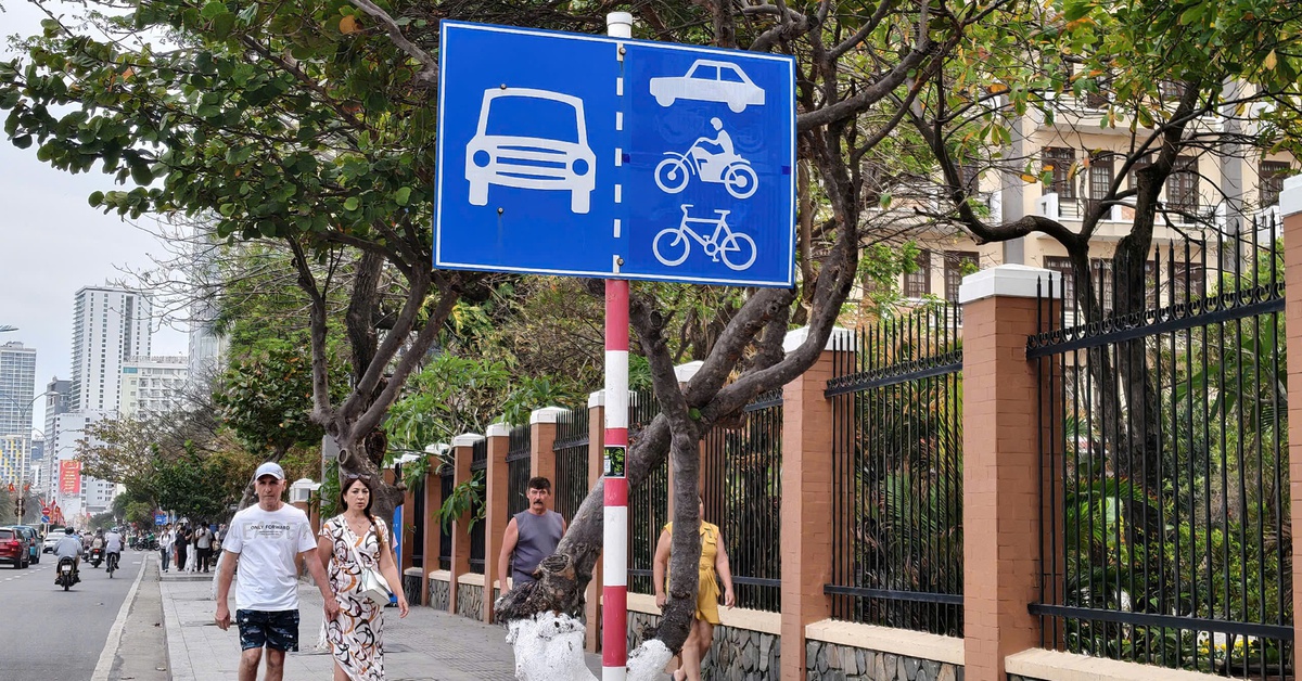 Điều chỉnh biển báo giao thông trên đường Trần Phú ở Nha Trang, xe hơi được lưu thông làn xe máy - Báo Tuổi Trẻ