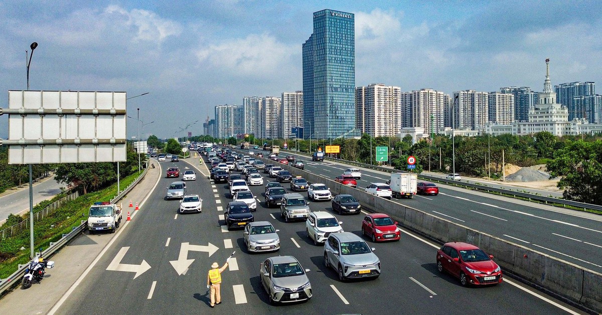 Xe cộ ùn ùn dồn về cửa ngõ Hà Nội sáng 27 tháng chạp, cửa ngõ phía đông kẹt cứng