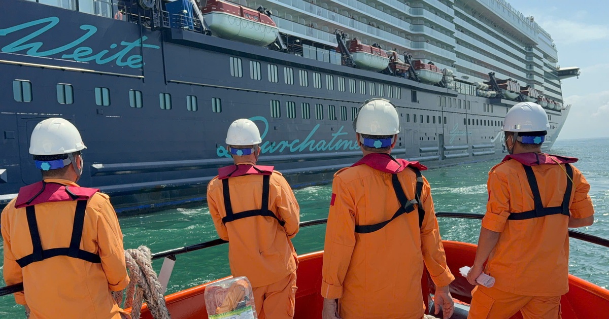 Vượt sóng cứu hành khách Đức gặp tai nạn trên tàu du lịch hạng sang