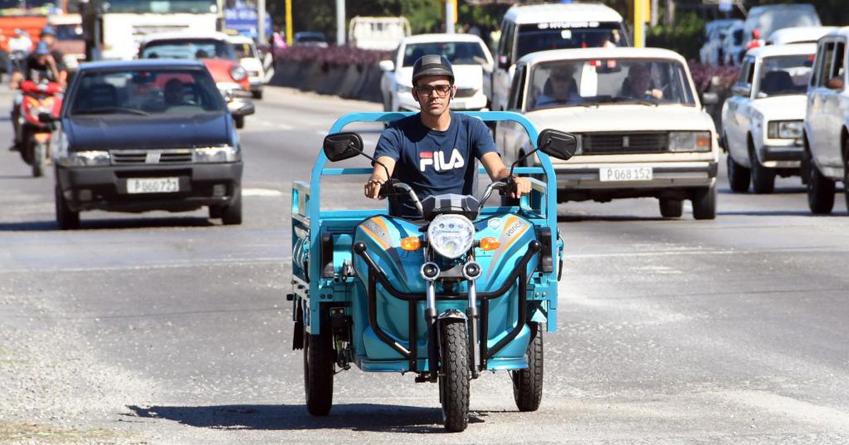 Dân Cuba chuyển sang đi xe điện dù điện cũng chập chờn