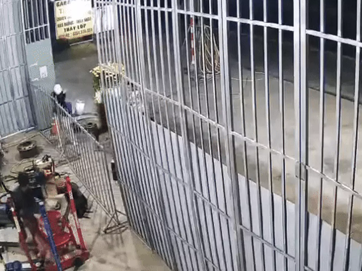 Trên đường về quê ăn Tết, thanh niên bị 8 người tấn công để cướp tài sản