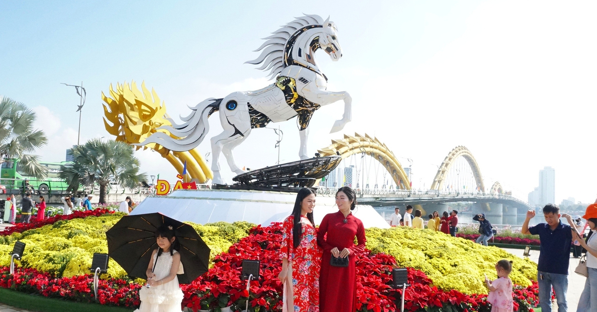 Linh vật ngựa của Đà Nẵng vừa trình làng đã nườm nượp người chiêm ngưỡng