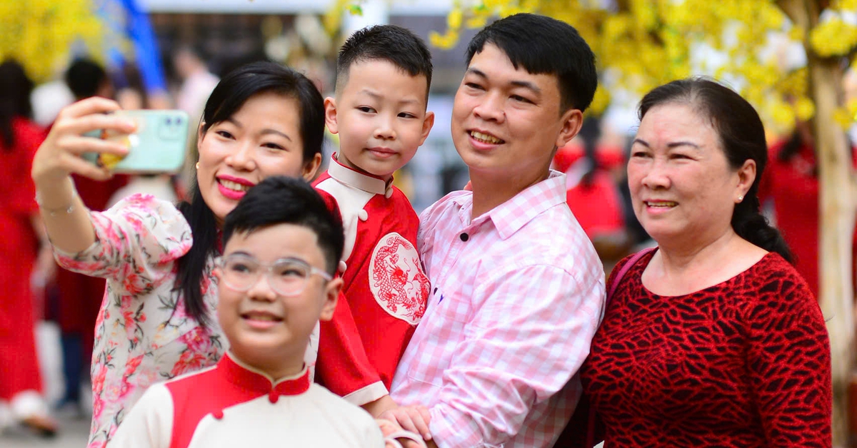 Chính phủ: Khuyến khích các cặp vợ chồng sinh đủ 2 con, phụ nữ sinh đủ 2 con trước 35 tuổi