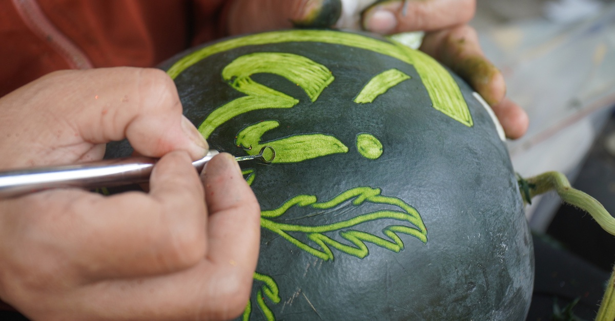 Khắc dưa hấu chưng Tết, kiếm 4 - 5 triệu đồng mỗi ngày