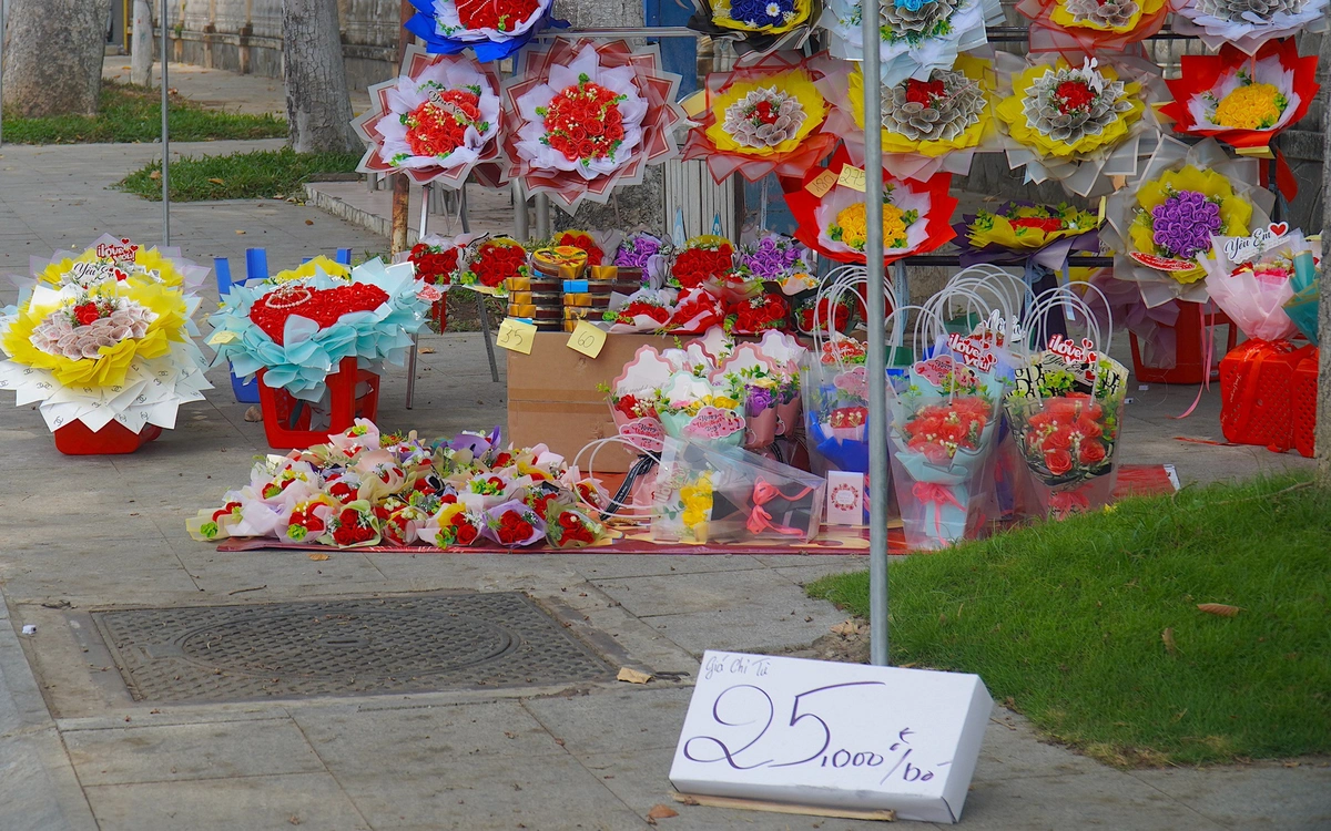 Hoa, quà Valentine tươi tắn nhưng người bán lại héo hon