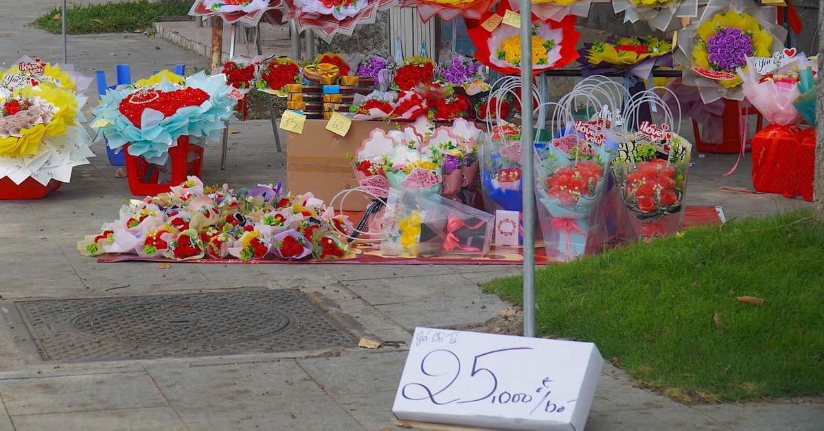 Hoa, quà Valentine tươi tắn nhưng người bán lại héo hon