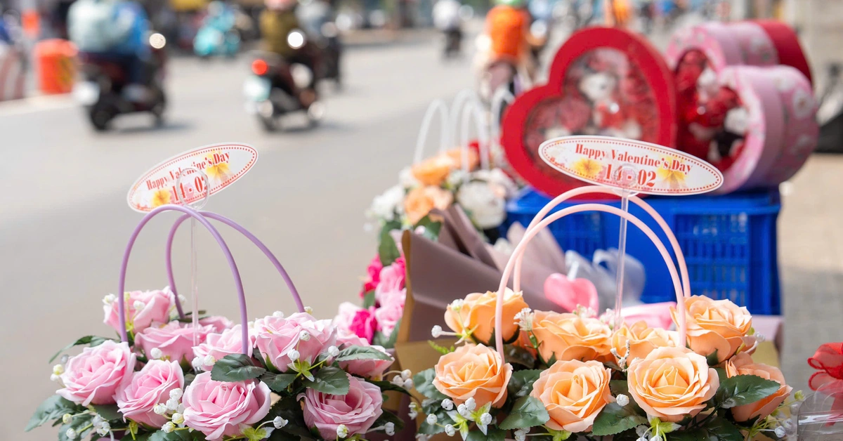 Valentine sát Tết, khách về quê đã nhiều, lại còn lo sắm Tết