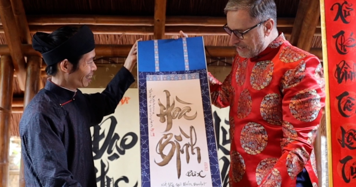 Đại sứ Pháp mặc áo dài, học viết thư pháp ở Văn Miếu - Quốc Tử Giám