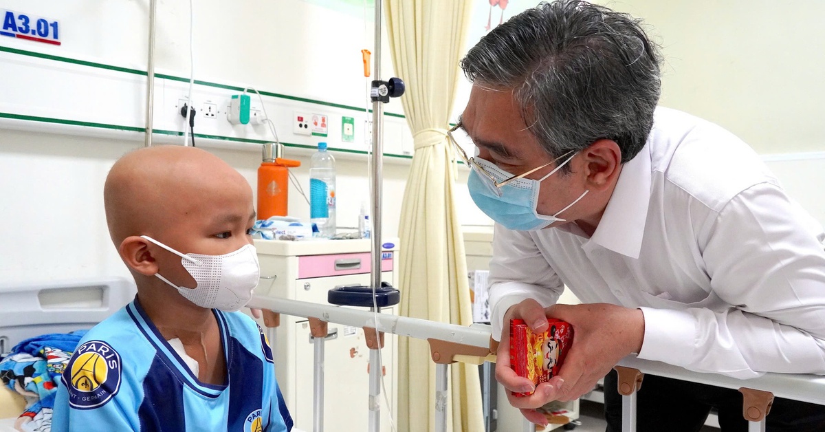 Phó bí thư Thành ủy Nguyễn Phước Lộc thăm, chúc Tết Bệnh viện Truyền máu Huyết học TP.HCM