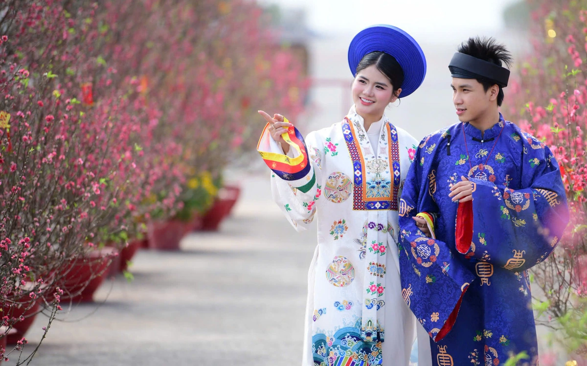 Cổ phục Việt rực rỡ dưới nắng vàng Lễ hội Xuân Cần Giờ