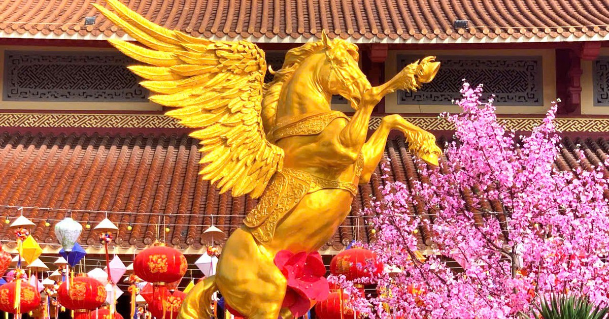 Ngắm linh vật ngựa vàng tung cánh trong ngôi chùa nổi tiếng ở Hà Tĩnh