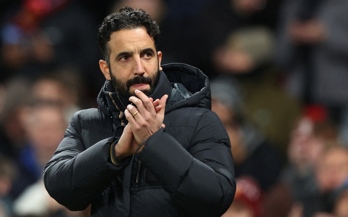 Sai lầm biến cựu HLV Man United thành cầu thủ của Genoa