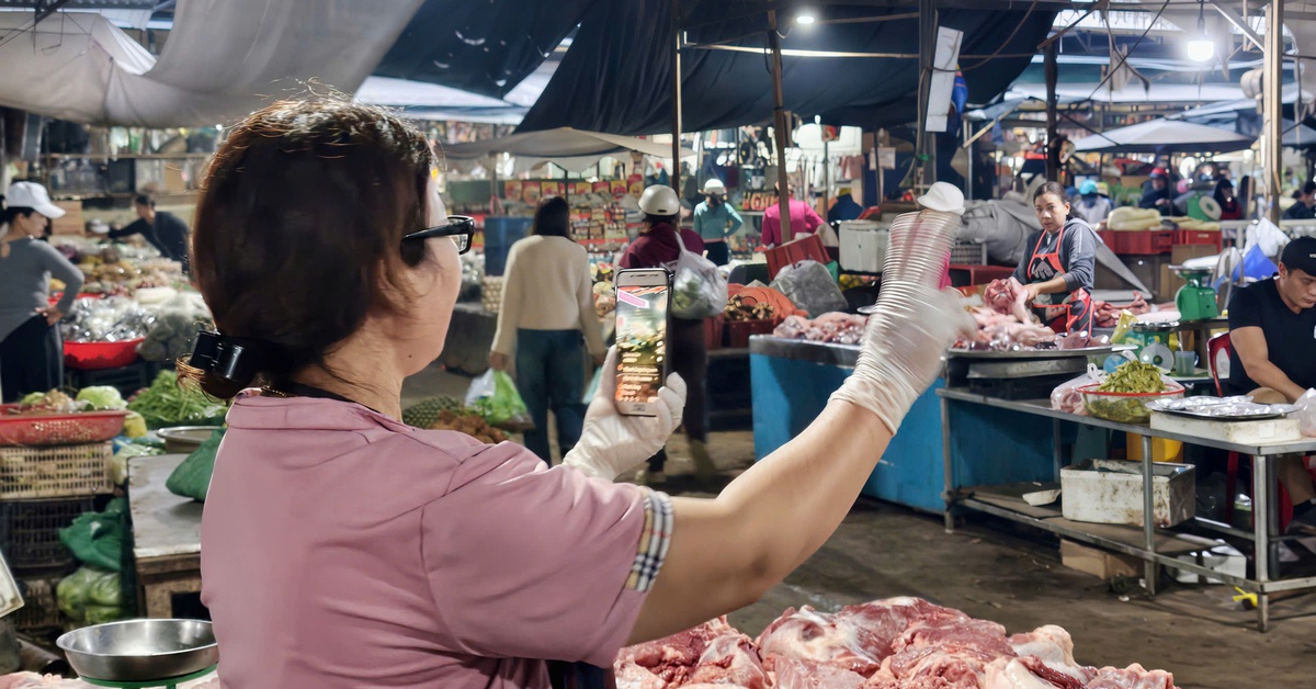 Tiểu thương chợ truyền thống livestream bán hàng Tết từ mờ sáng