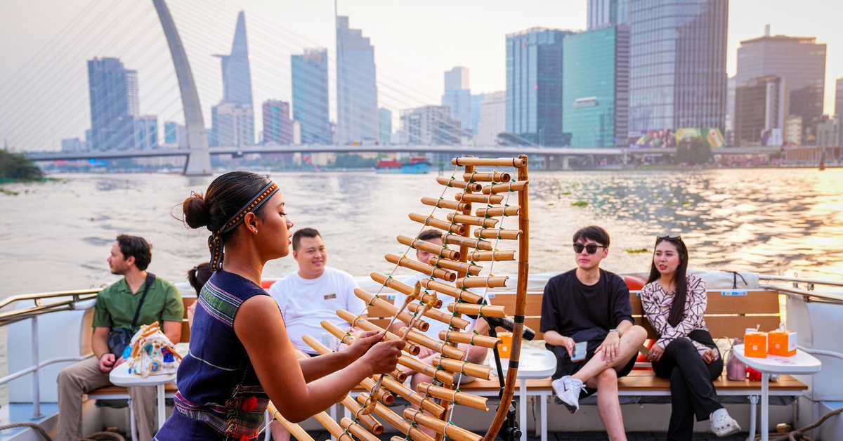 Tết 2026 dạo sông Sài Gòn nghe đàn T'rưng, cồng chiêng Tây Nguyên