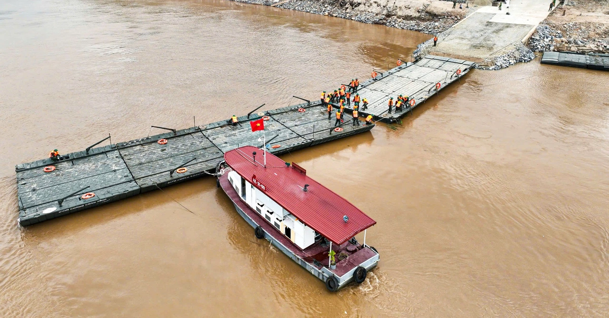 Vụ trụ cầu sông Lô trơ lõi thép: Quân đội lắp cầu phao qua sông Lô