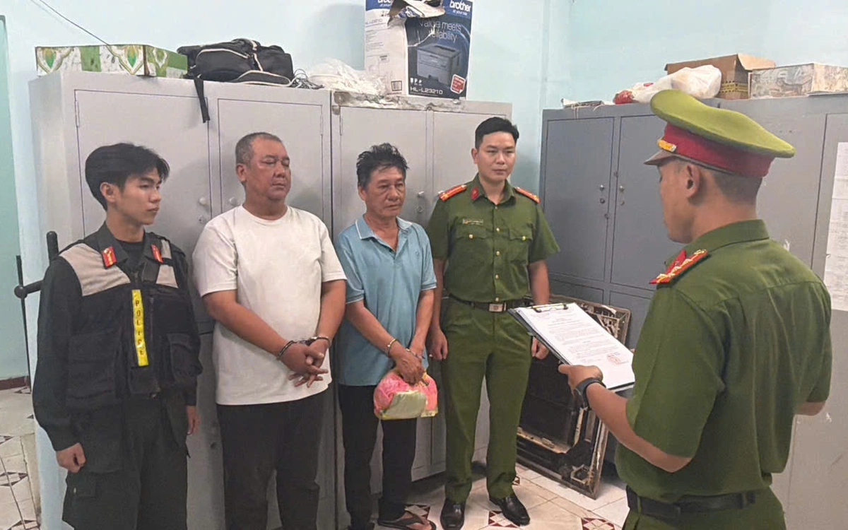 Bắt khẩn cấp 4 người đánh nhau giữa đường ở khu vực sân bay Tân Sơn Nhất