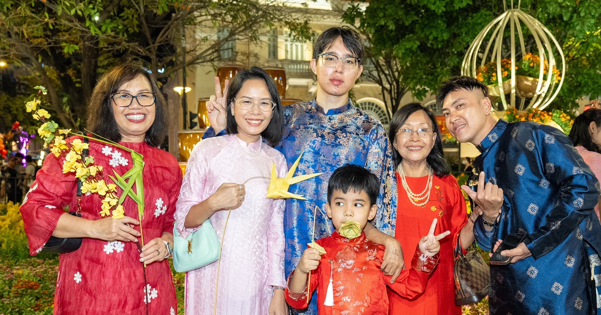 Trải nghiệm phiên bản đêm của Đường hoa Nguyễn Huệ Tết Bính Ngọ 2026 sau lễ khai mạc