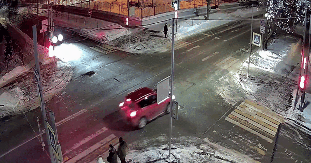 Quay đầu xe ngay giữa giao lộ, chiếc SUV Toyota tông xe con văng lên vỉa hè