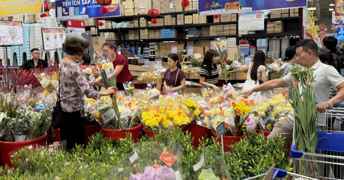 Nhu cầu sắm Tết 'giờ chót' tăng mạnh: Siêu thị TP.HCM đón lượng khách lớn