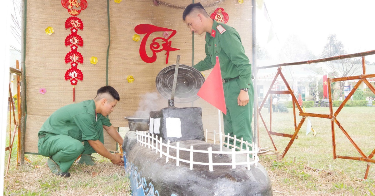 Độc lạ bếp nấu bánh chưng hình tên lửa đạn đạo, tàu ngầm, xe tăng...