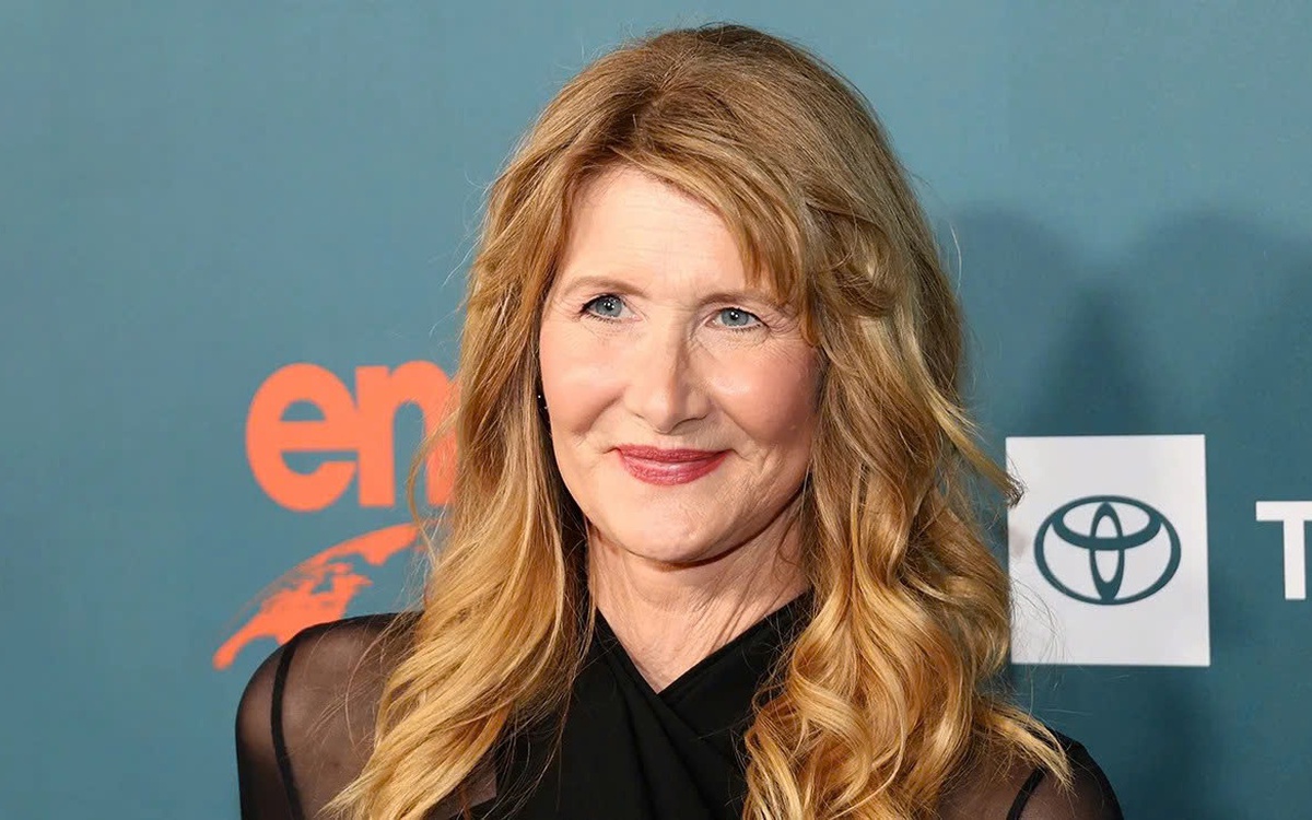 Phong cách thanh lịch vượt thời gian của Laura Dern