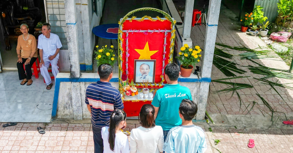 Người dân Cà Mau lập bàn thờ mời Bác cùng về ăn Tết