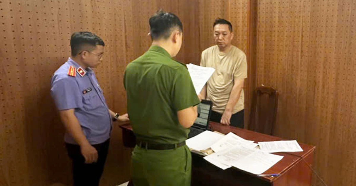 Bắt người nước ngoài trộm tiền của 2 người ngồi ăn ở nhà hàng