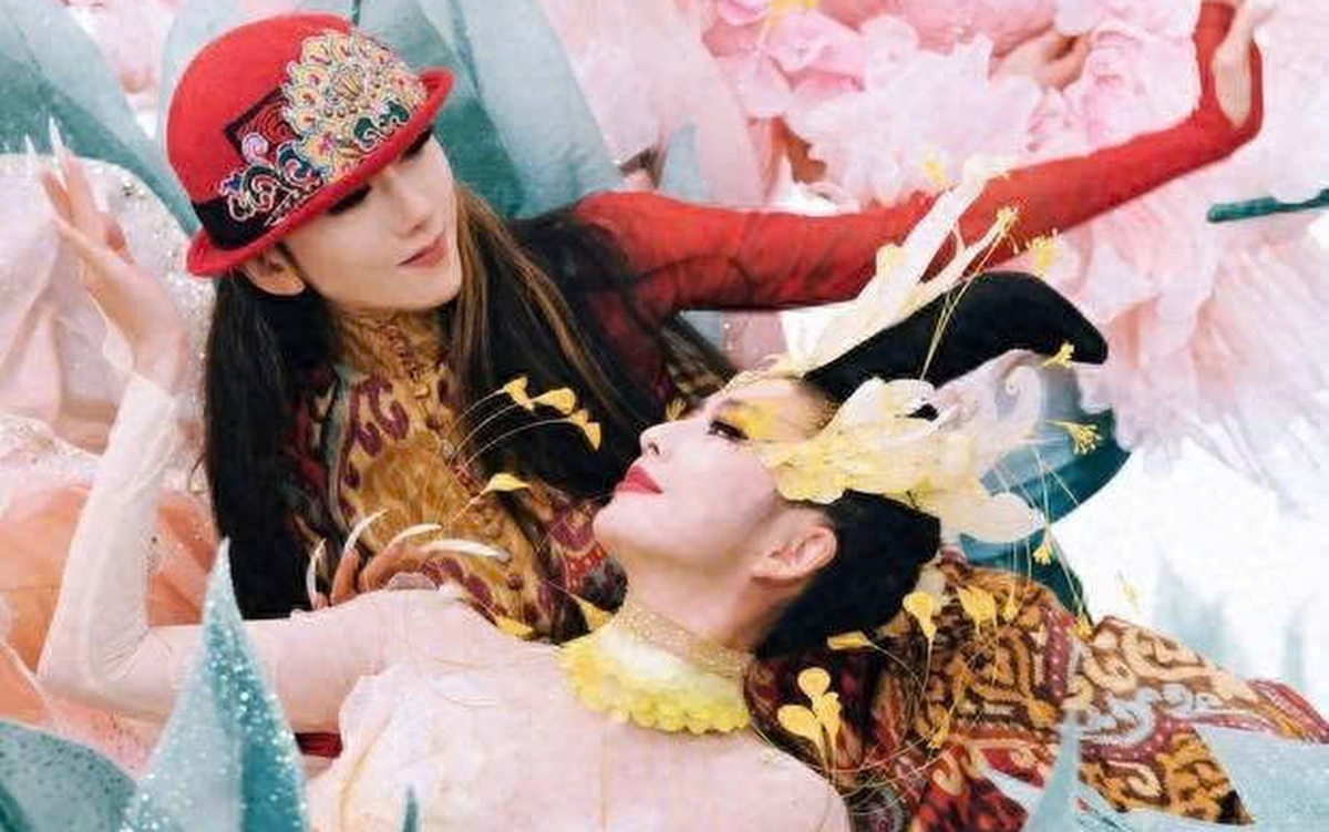 Đồng Lệ Á hóa tiên hoa, đọ sắc cùng 'chim công làng múa' Dương Lệ Bình